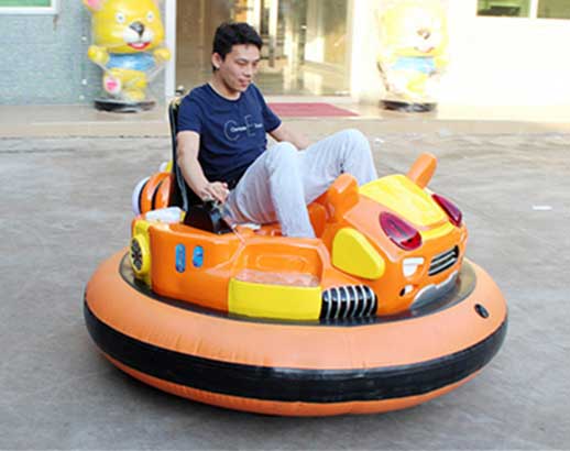 Battery inflatable bumper cars rides